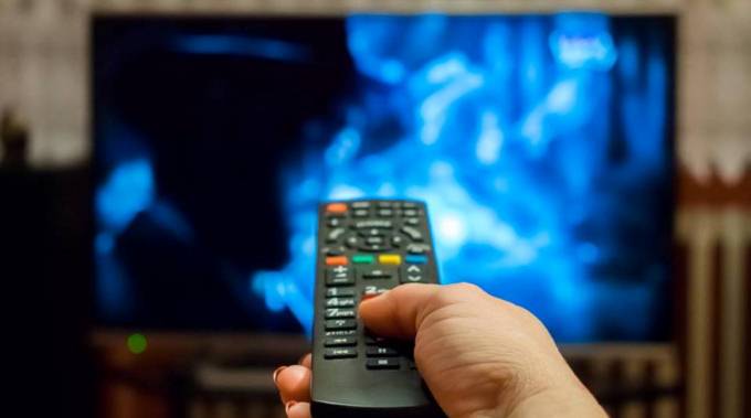 Shqiptaret humbasin besimin te mediat: Rekord europian per rrjetet sociale, TV i preferuari